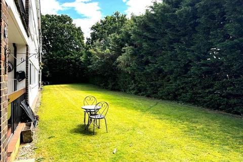 2 bedroom ground floor flat to rent, St. Winifreds Close, Chigwell IG7