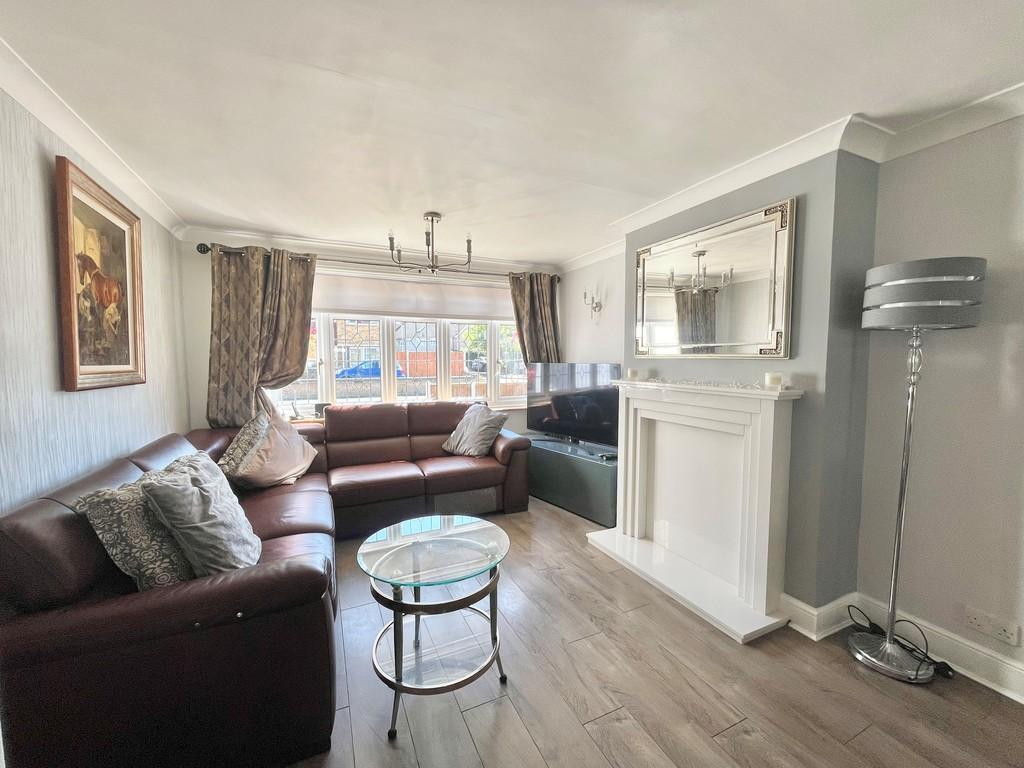 Denbigh Close, Hornchurch 3 bed semidetached house £475,000