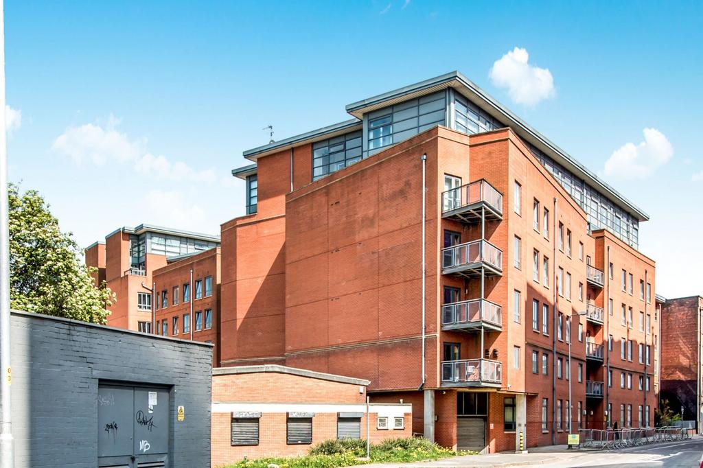 Lake House, Ellesmere Street... 2 bed apartment to rent £1,250 pcm (£288 pw)