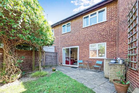 2 bedroom semi-detached house to rent, Hamble Walk, GU21