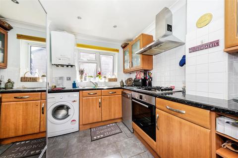 2 bedroom semi-detached house to rent, Hamble Walk, GU21