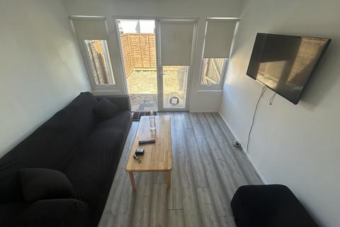 1 bedroom ground floor flat to rent, Ferndale Road, Enfield, Y EN3