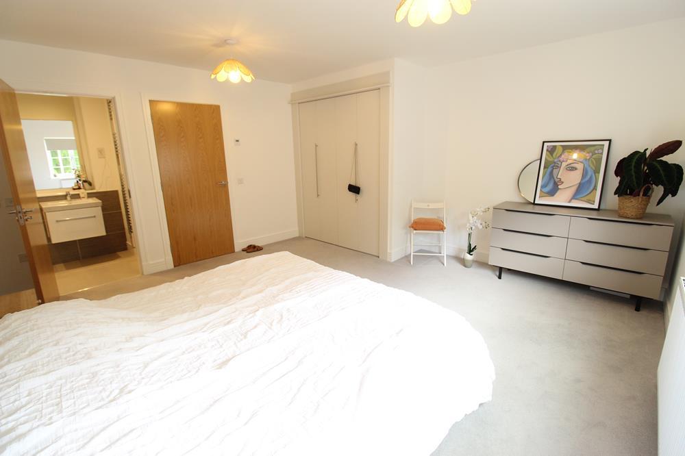 Master Bedroom − En Suite