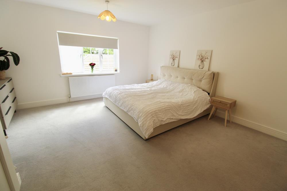 Master Bedroom − Photograph 1