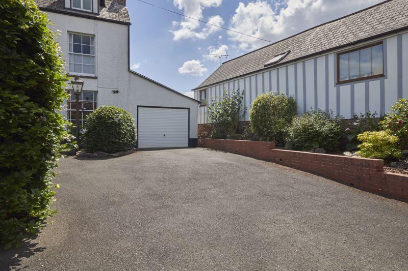 Garage & Parking