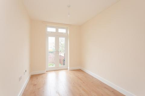 1 bedroom in a house share to rent, Dale Avenue, Edgware, HA8