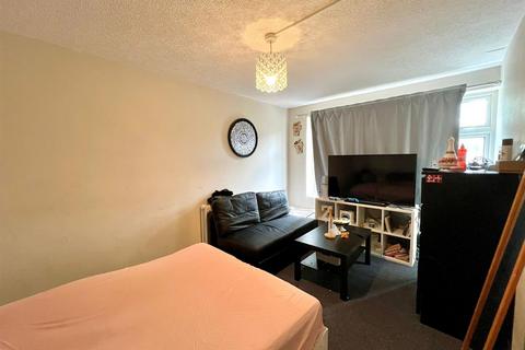 1 bedroom flat to rent, Wood Street, London E17