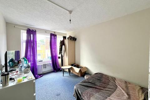 1 bedroom flat to rent, Wood Street, London E17