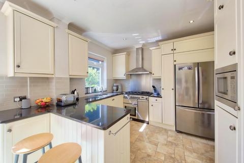 5 bedroom semi-detached house to rent, Rosebery Avenue, New Malden