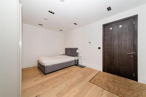 Studio to rent, 2 Exchange Gardens, London, SW8