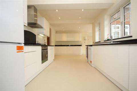 5 bedroom house to rent, Manor Way, Guildford