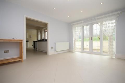 5 bedroom house to rent, Manor Way, Guildford