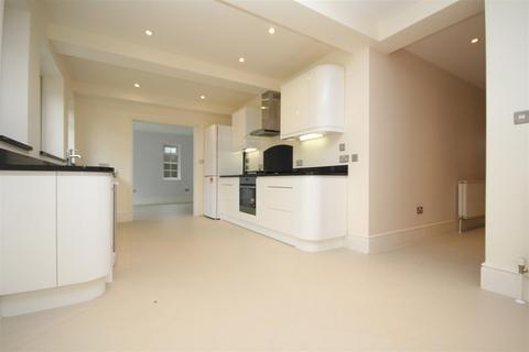 5 bedroom house to rent, Manor Way, Guildford