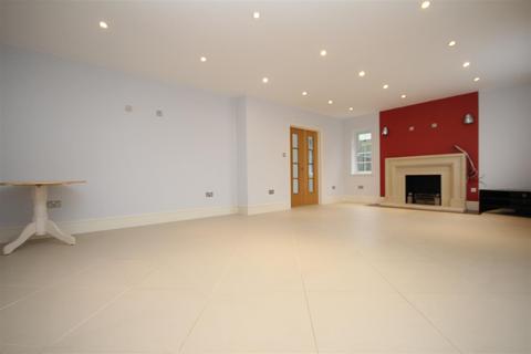 5 bedroom house to rent, Manor Way, Guildford