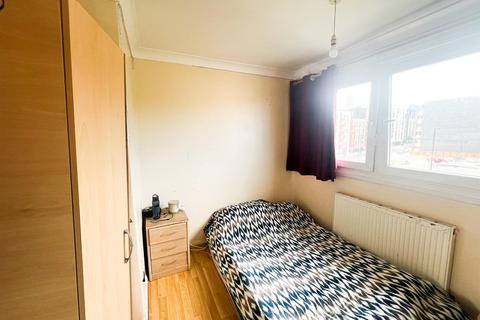 3 bedroom flat to rent, Simons Walk, Stratford