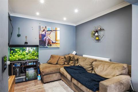 4 bedroom end of terrace house for sale, Merton Avenue, Northolt