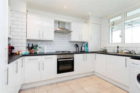 3 bedroom maisonette to rent, Portelet Road, London