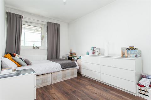 3 bedroom maisonette to rent, Portelet Road, London