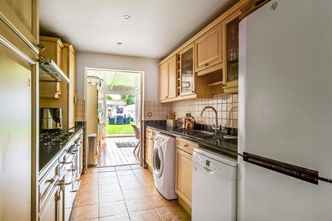 7 Taylor Road, Ashtead, KT21 2HZ