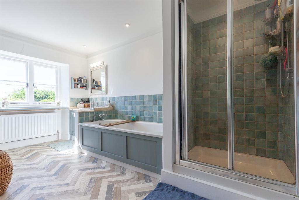 Family Bathroom 1.jpg