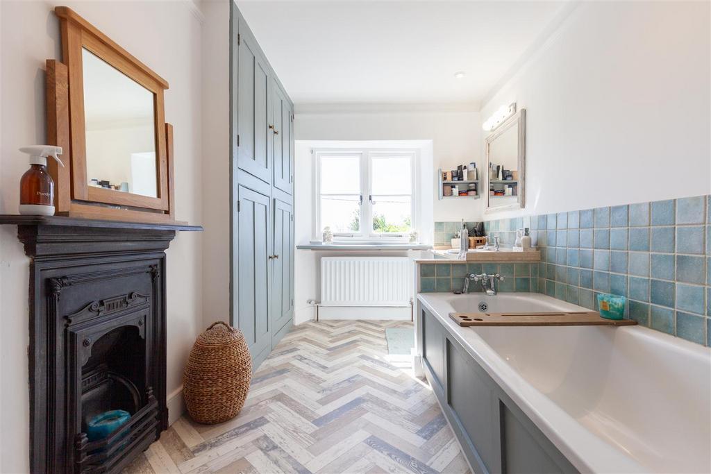 Family Bathroom 2.jpg