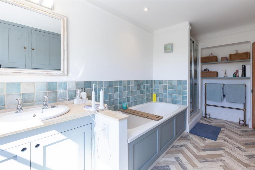 Family Bathroom 3.jpg
