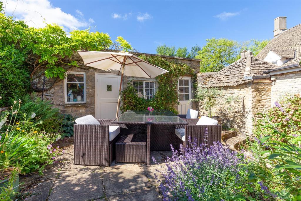 Garden 8 - Outbuilding.jpg
