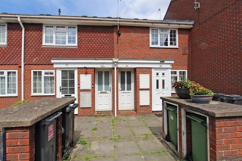 1 bedroom maisonette to rent, Delaporte Close, Epsom