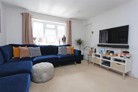 1 bedroom maisonette to rent, Delaporte Close, Epsom