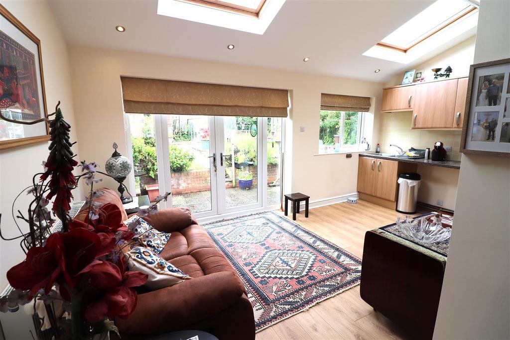 Extended lounge area