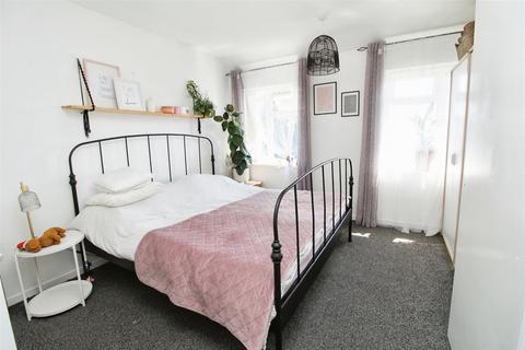 273 Broadstone Way, Bradford, BD4 0HA