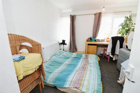 273 Broadstone Way, Bradford, BD4 0HA