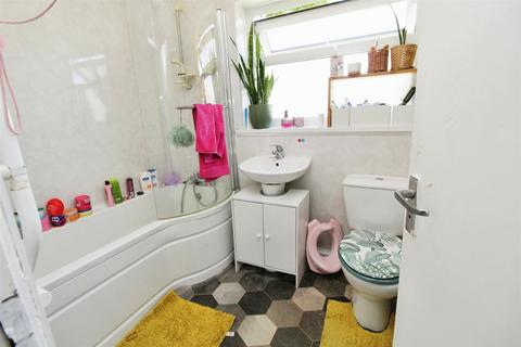 273 Broadstone Way, Bradford, BD4 0HA