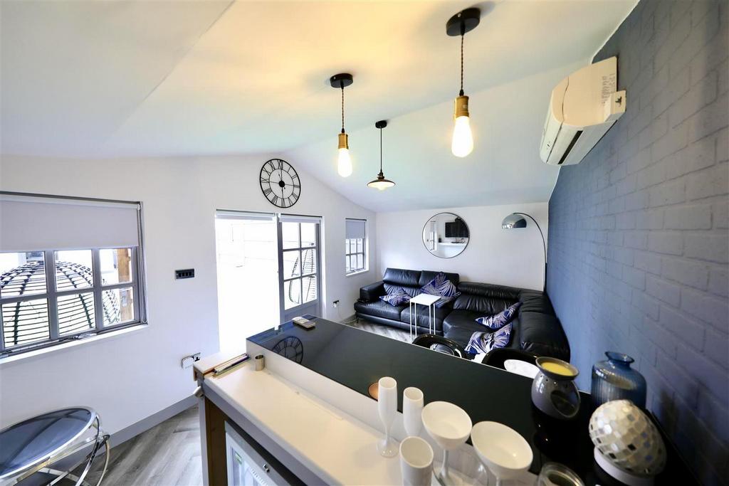 Summer House/Bar