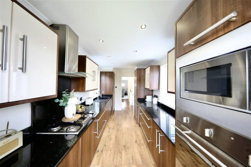 119 Belgrave - Kitchen 2.jpg