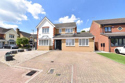 4 bedroom detached house to rent, Sword Close, Broxbourne