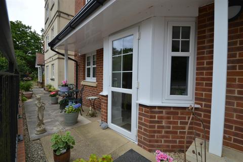 1 bedroom retirement property for sale, Holmes Place, Crowborough Hill, Crowborough