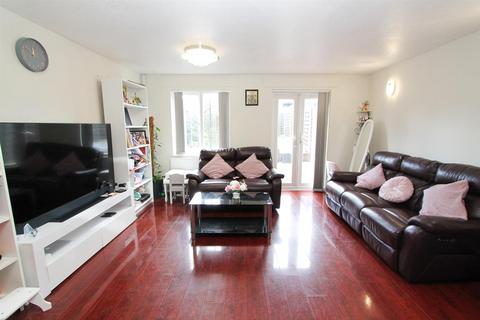 3 bedroom end of terrace house for sale, Sunkist Way, Wallington SM6