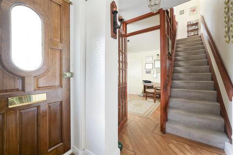 1 Marshalls Close, Epsom, KT19 8HZ