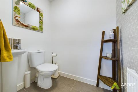 24 Cascade Close, Burton-on-trent, DE14 1DX