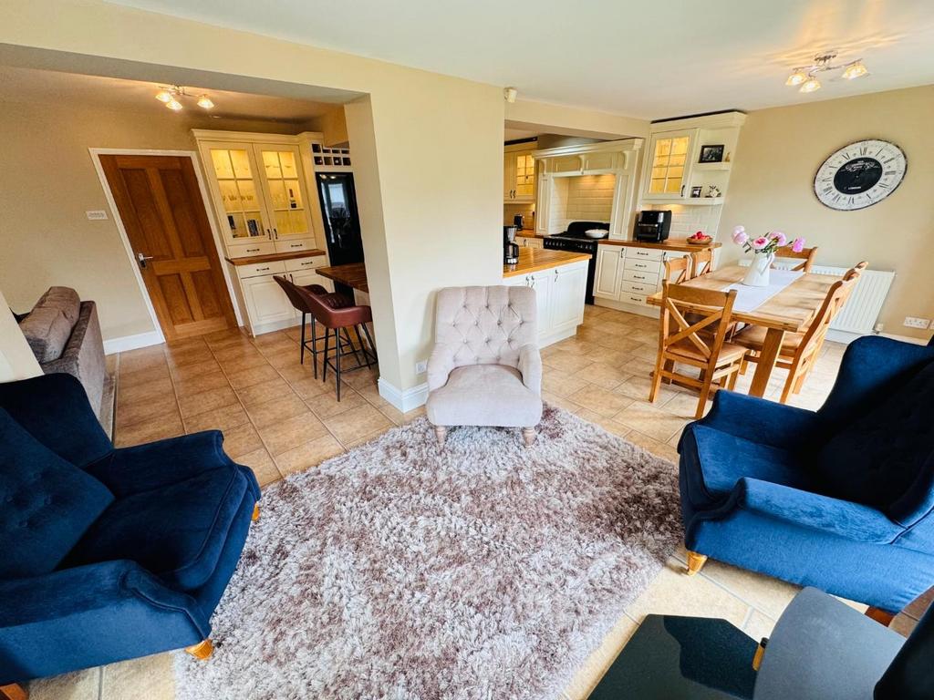 Open plan sitting/dining