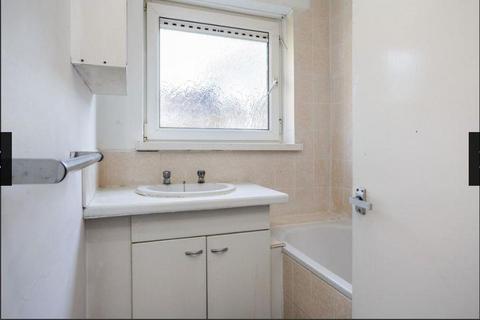 3 bedroom flat to rent, South Street, Southsea, Portsmouth