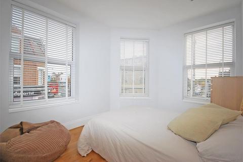 2 bedroom apartment to rent, Laurel Avenue, Twickenham