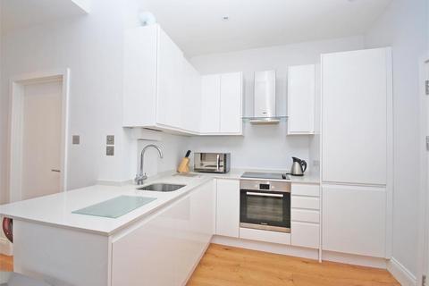 2 bedroom apartment to rent, Laurel Avenue, Twickenham