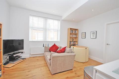 2 bedroom apartment to rent, Laurel Avenue, Twickenham