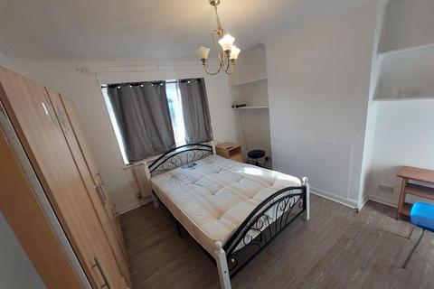 3 bedroom house to rent, Charnwood Drive, London E18