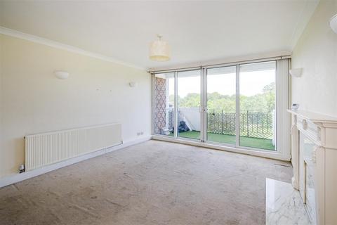 2 bedroom flat for sale, Hadleigh Court, North Chingford