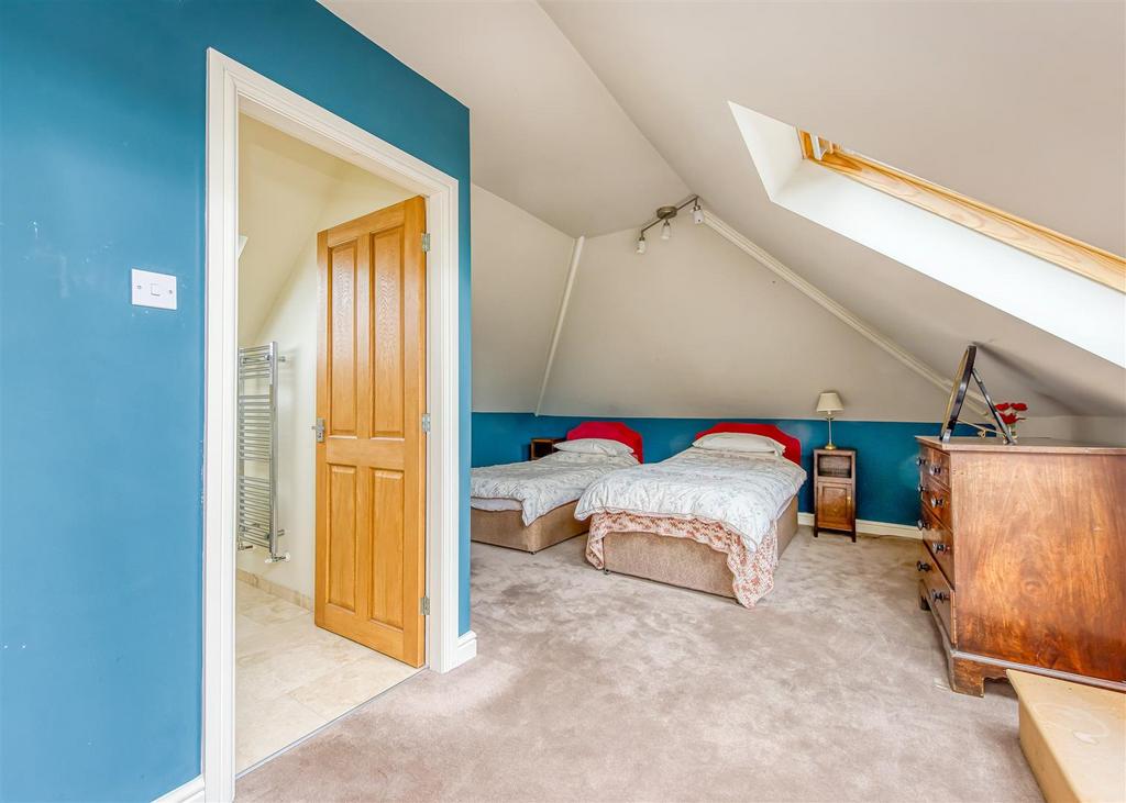 25 Meadow Road-Bedroom1a.jpg