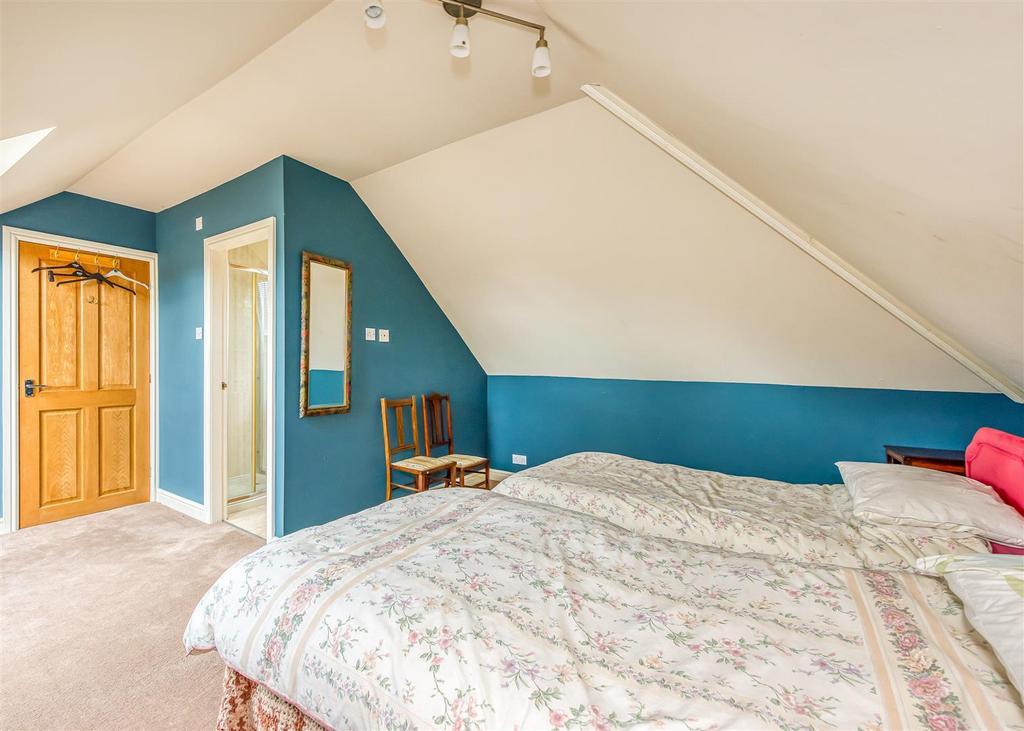 25 Meadow Road-Bedroom1b.jpg
