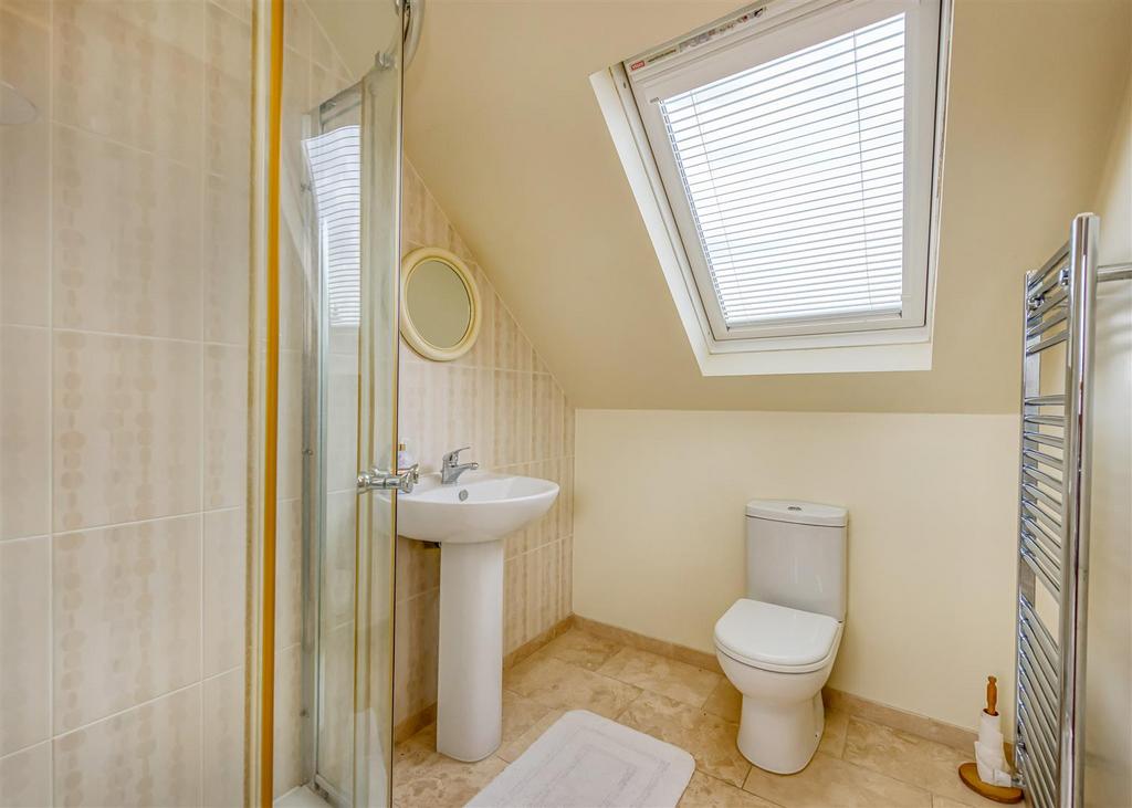 25 Meadow Road-Bedroom1 ensuite.jpg